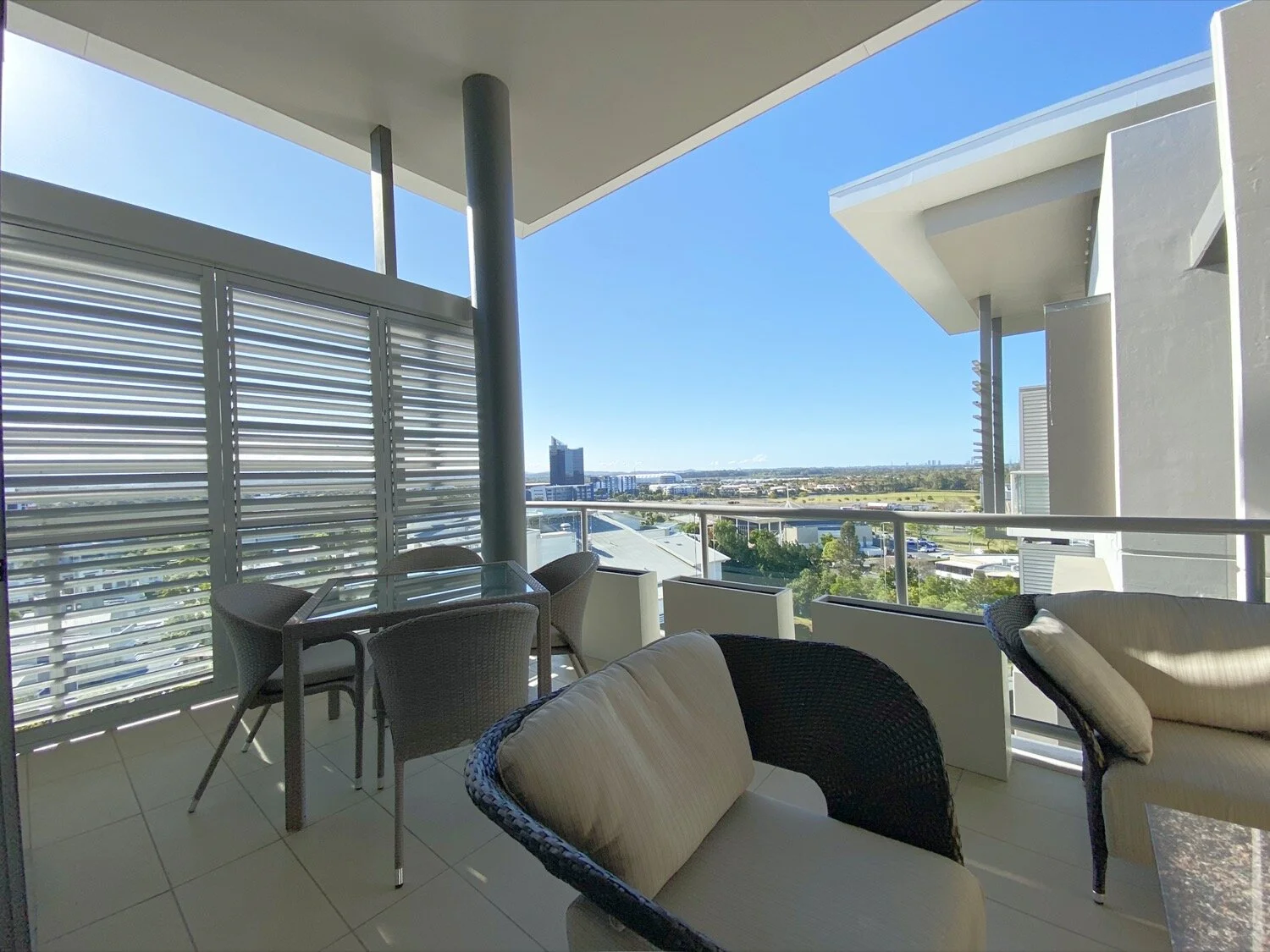 40_38_riverwalk_avenue_robina_17-patio.JPG