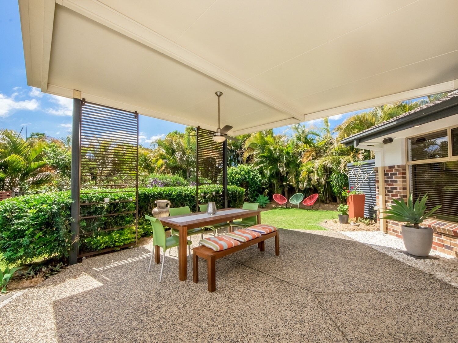 1_breeana_court_mudgeeraba_5 Entertaining area angle 2.jpg