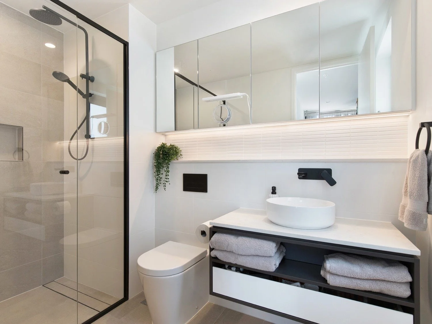 207_1_waterfront_place_robina_gold_coast_qld10 Ensuite.jpg
