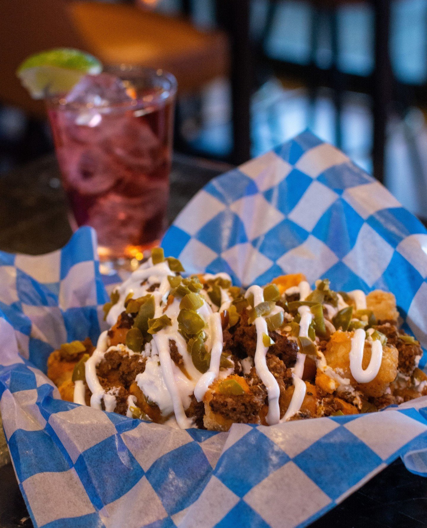 Happy Hour Mondays means deals on loaded tots, chicken, pi&ntilde;a coladas, and of course, beers, all night long at the Moonlighter! Come grab a drink and a meal at your favorite Logan Square sports bar. The White Sox game is on at 6:40pm!⁠
📷: @out