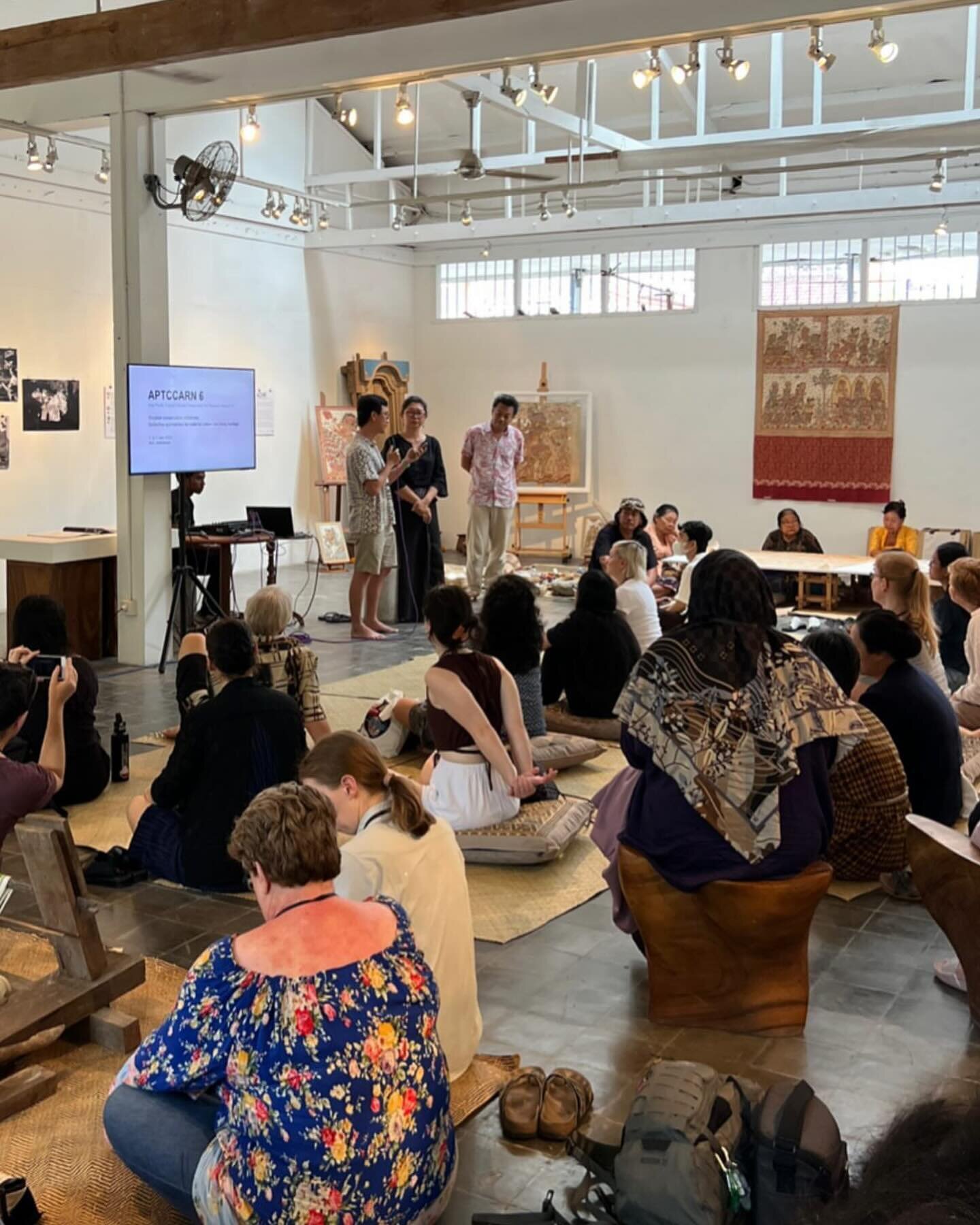 After the panel presentations we made our way by bus from Ubud to Denpasar, where Day 2 of the program concluded at @cushcushgallery_bali. Here, APTCCARN6 participants had the opportunity to listen to a lecture on traditional Balinese art making and 