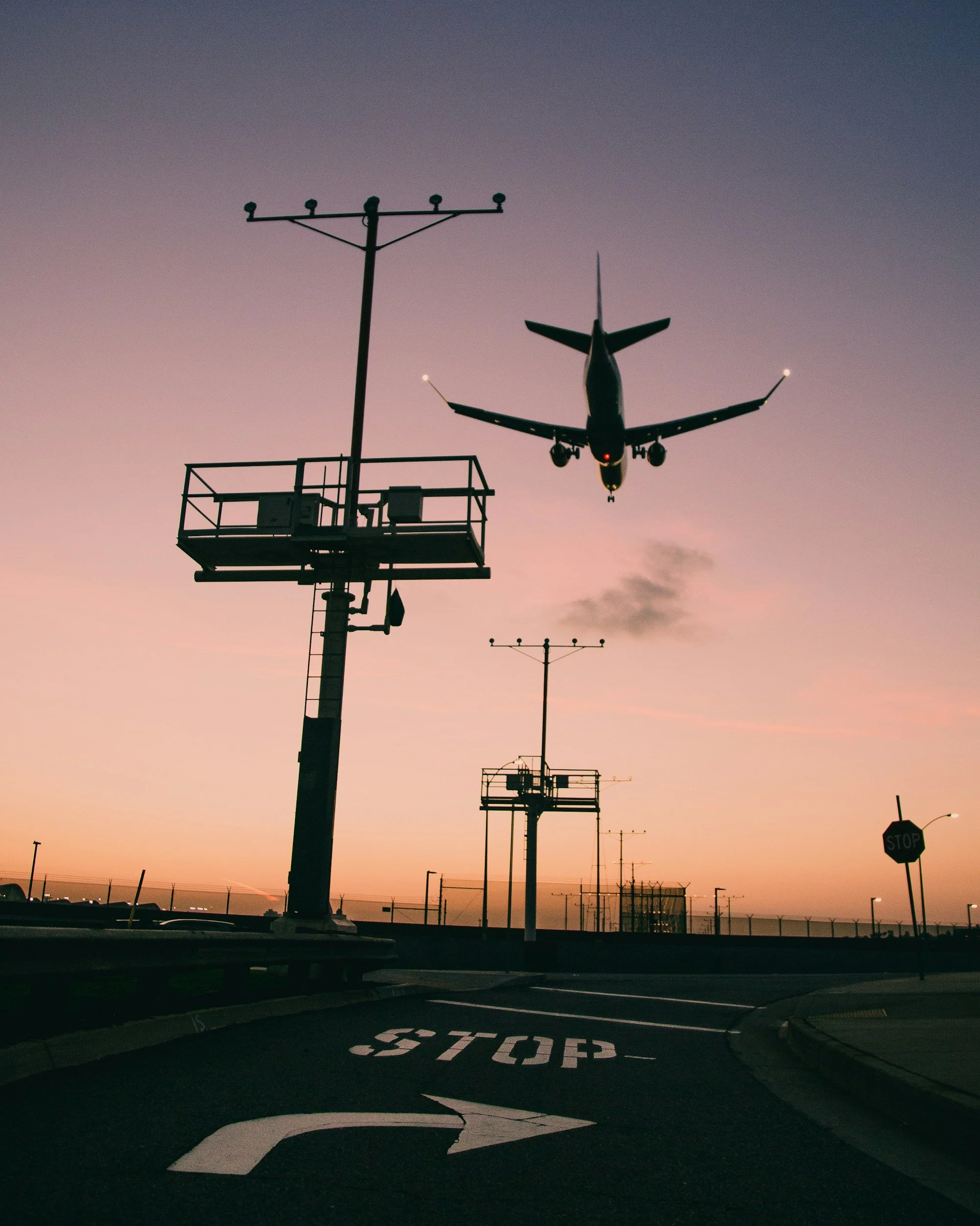 Late-Night Mobile Notary Near LAX: Emergency Consent to Travel and Last-Minute Signings