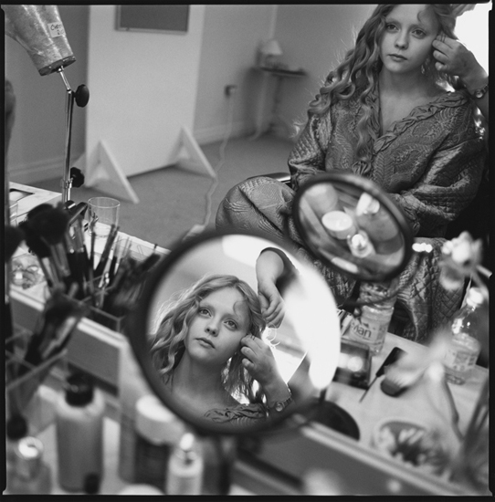 Mary Ellen Mark: Seen Behind the Scene / 40 Years of Photographing 