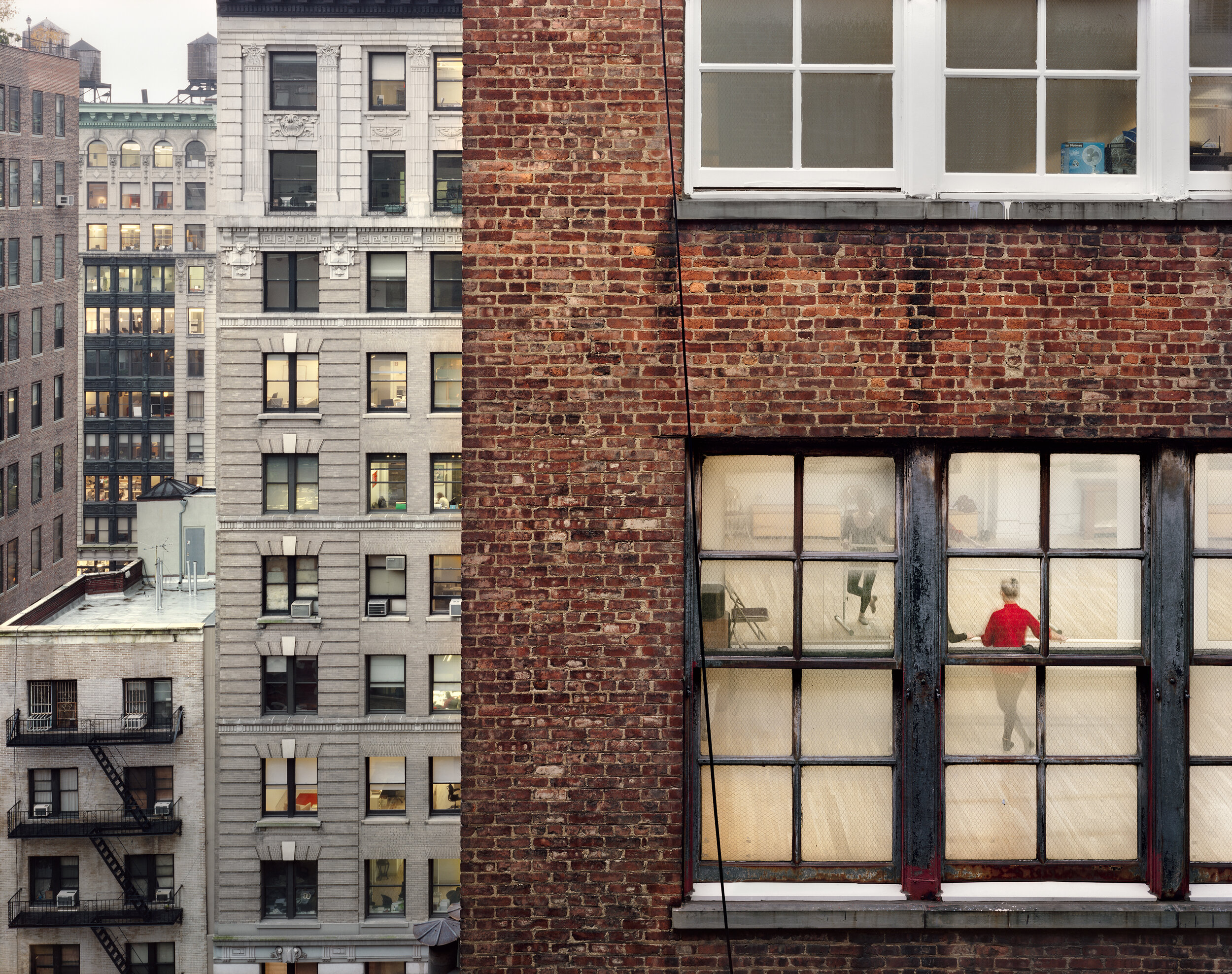 Жизнью в окнах живут дома. Gail Albert Halaban. Гейл out my Window. Нью Йорк дома многоэтажки. Нью Йорк из окна многоэтажки.
