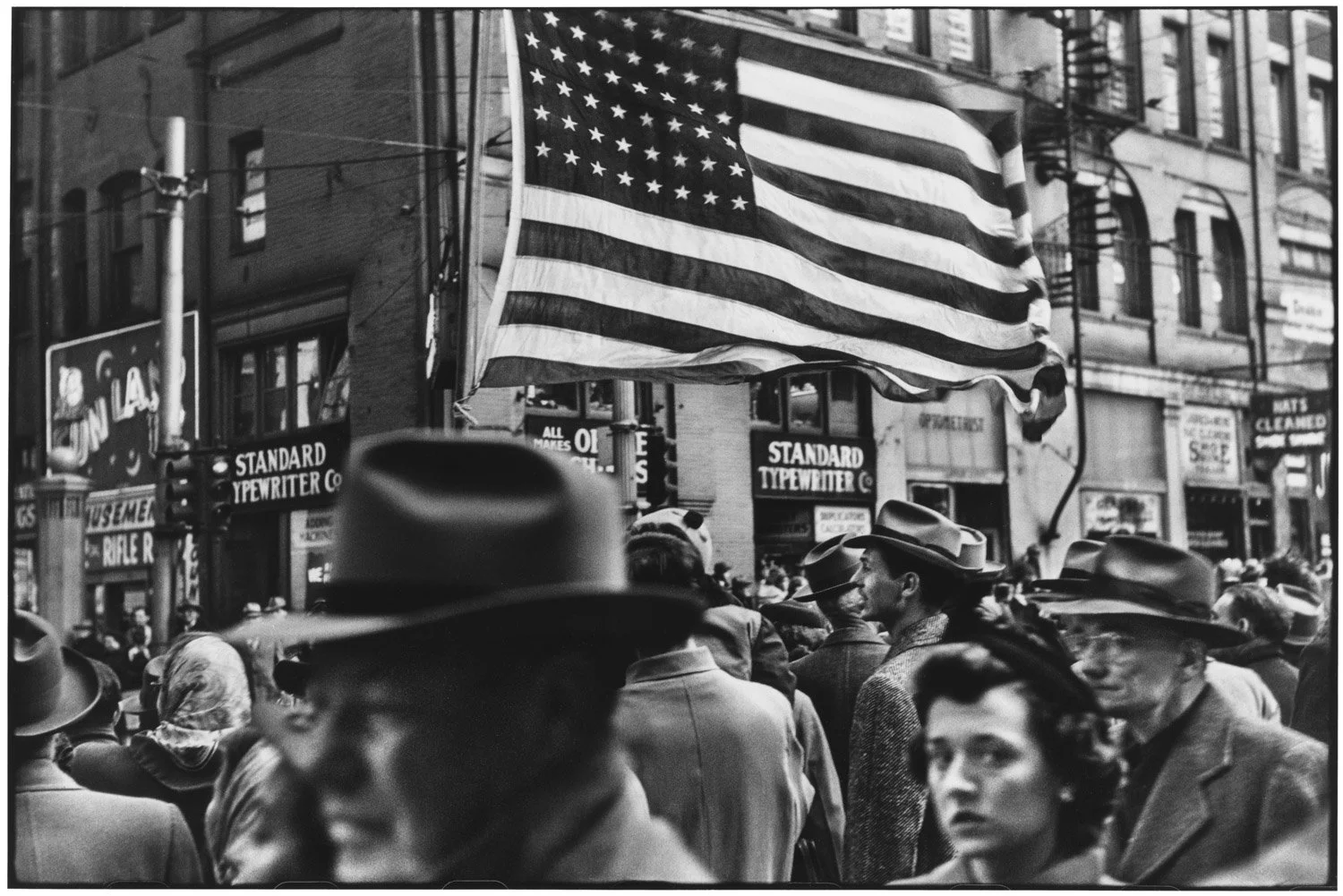 USA. Pittsburgh, Pennsylvania. November, 1950. Crowd at Armistice Day Parade. (NN11521234).jpg
