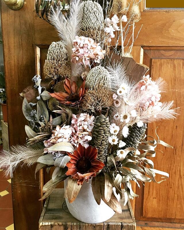 Did you know we make dried arrangements?
Do you have a favourite vase or pot you would love to fill with dried florals?
Bring it in &amp; we&rsquo;ll give you some ideas. 
The range of dried/preserved/bleached/tinted floral product available these da