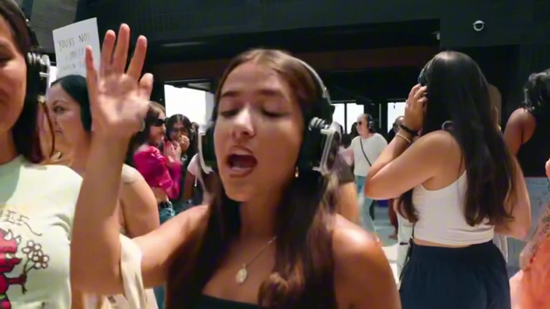 silent-disco-dance-floor-guest-singing.jpg