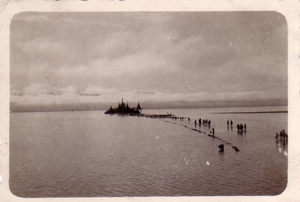 Shwe Myintzu Pagoda, which is now connected to the shore by a concrete walkway, used to only be reachable by boat or the natural land bridge. (Photo courtesy of Wikipedia)