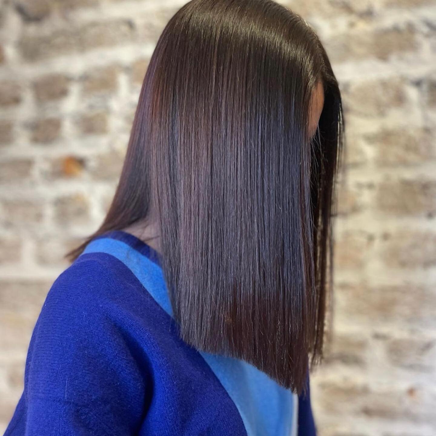 BACK TO THE DARK SIDE 🤎

We love change 🍫 

Beautiful colour created by @natalie_hair20 

📍Wicklow St