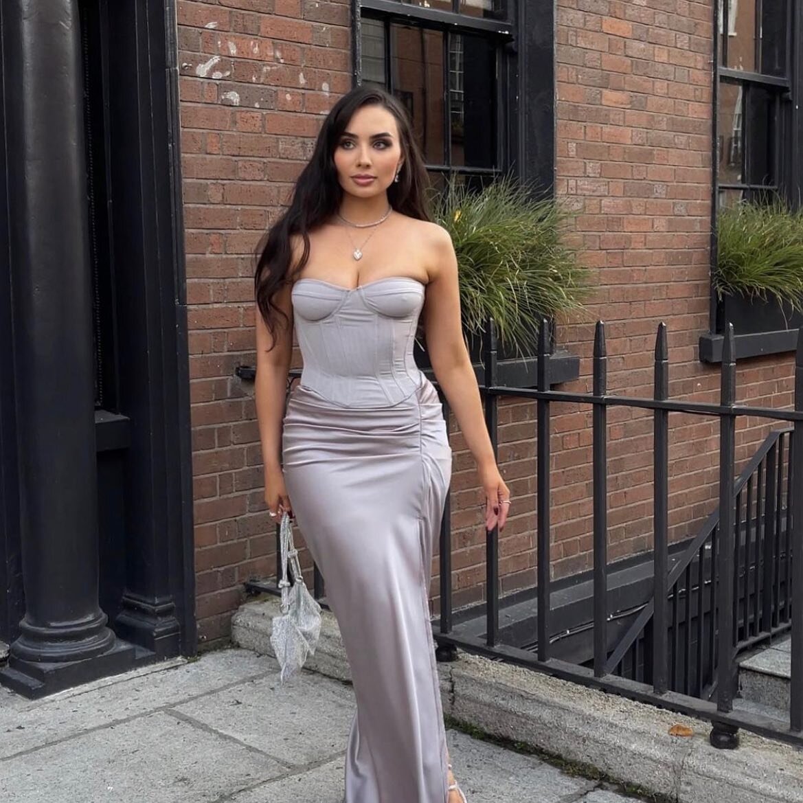 How beautiful did @rebekahwithlove  look at last weeks @stellarmagazine  awards 💗 

@natashakhair applied a full head of 22&rdquo; @goldfeverhair 🤎 

We are obsessed ! 

📍Wicklow St 
Book now for your free consultation (link in bio) 

#Dryandfly #