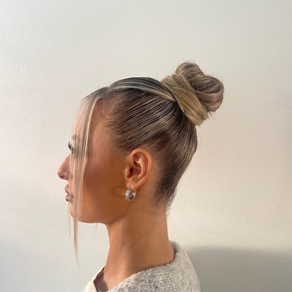 SLEEK ✨

Who else is obsessed with sleek upstyles at the minute, because we definitely are 🙌 

Created by @courtneymurphy_hairstylist 
📍Wicklow St