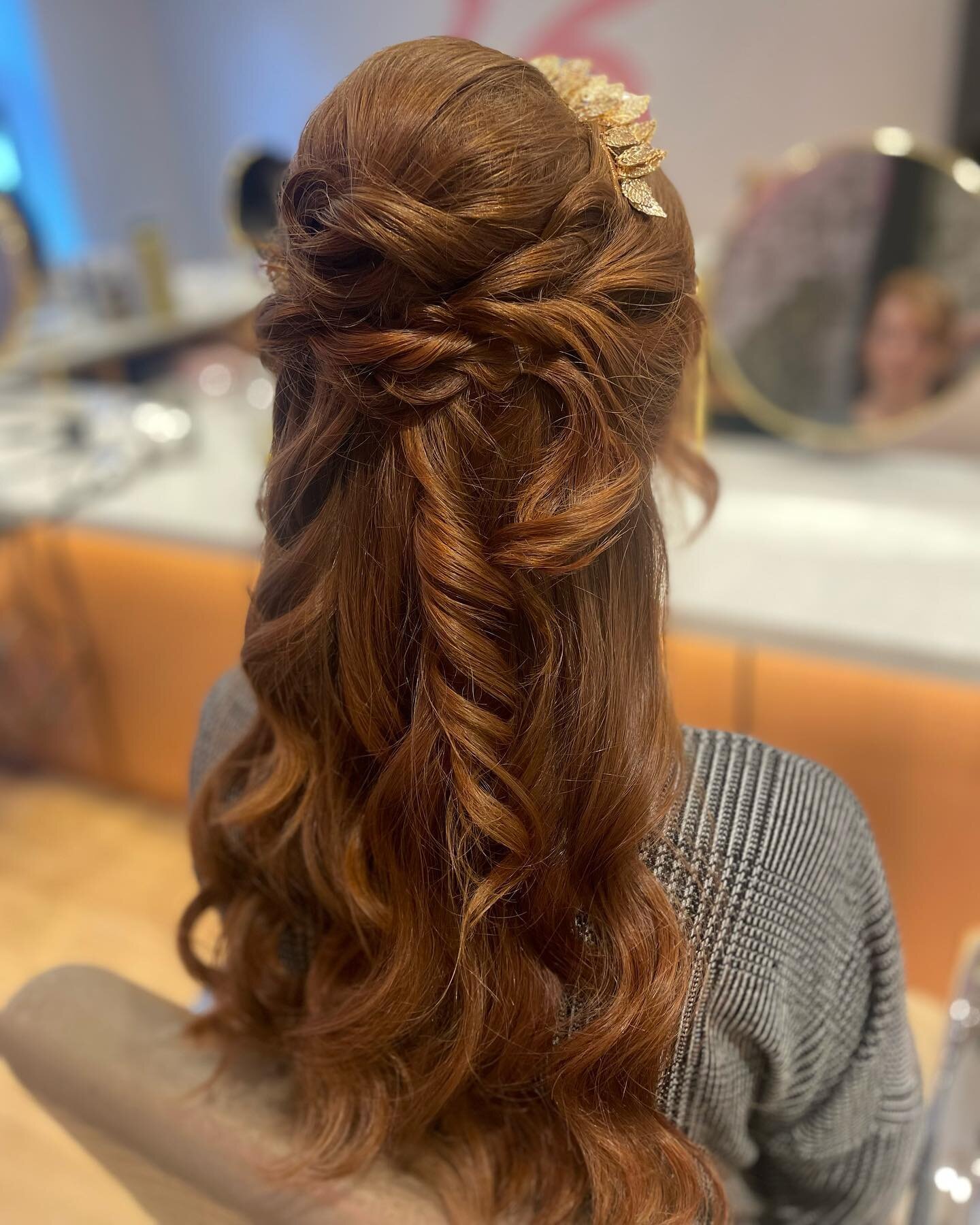 🍂🧡🍂🧡🍂🧡 

Wedding glam ✨ the most elegant upstyle which can be worn for any occasion ❤️ 

@courtneymurphy_hairstylist 

📍Wicklow St