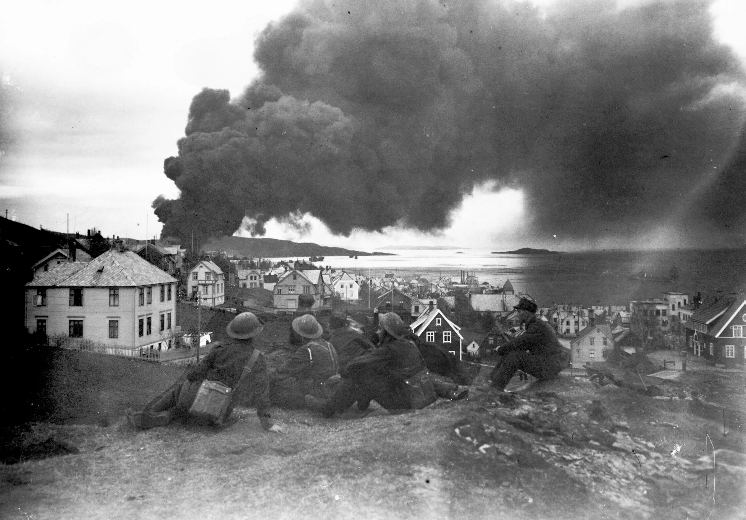 Bombing av tankanlegget i Samasjøen 1940.jpg