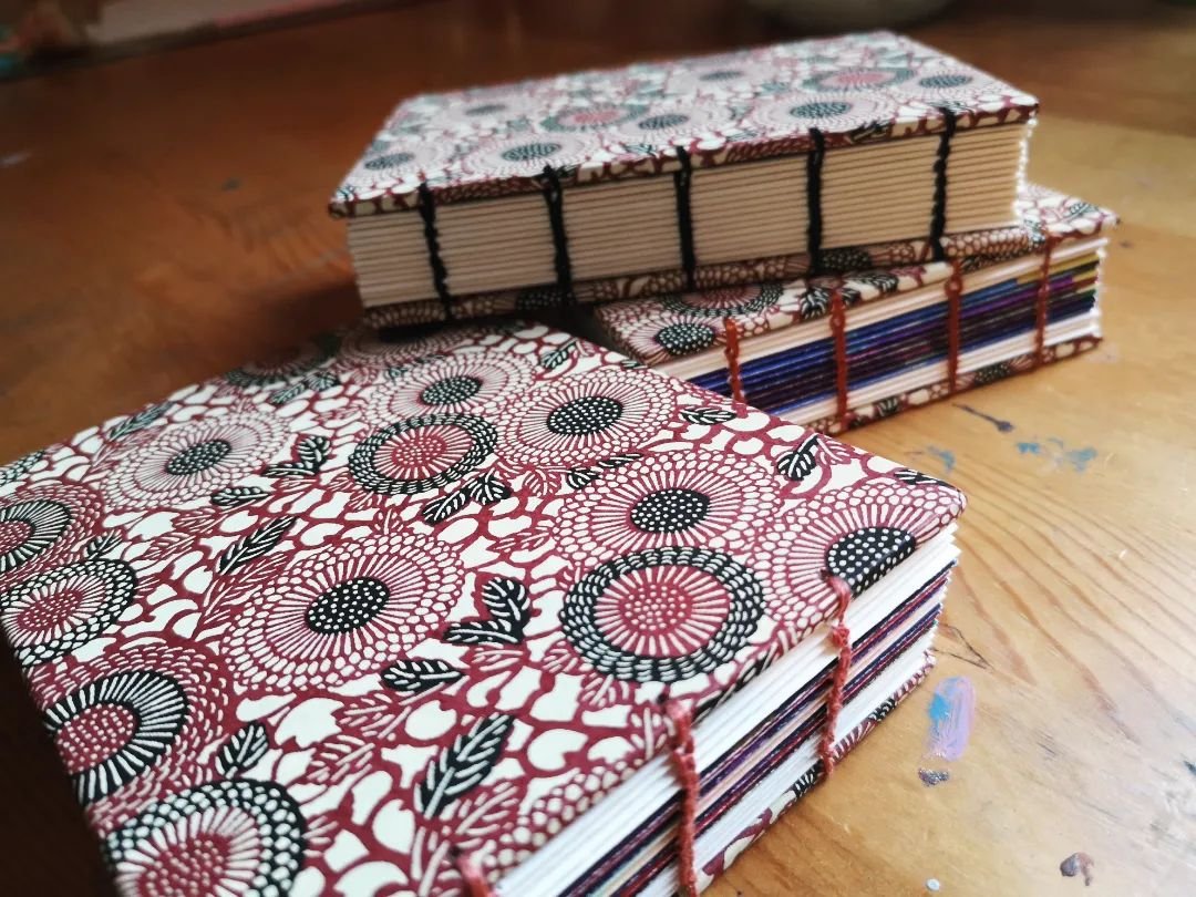 Reliures avec s&eacute;rigraphies et impressions num&eacute;riques ✨ &deg;
&deg;
&deg;
#atelierpressepapier #cathybelangerart #reliure