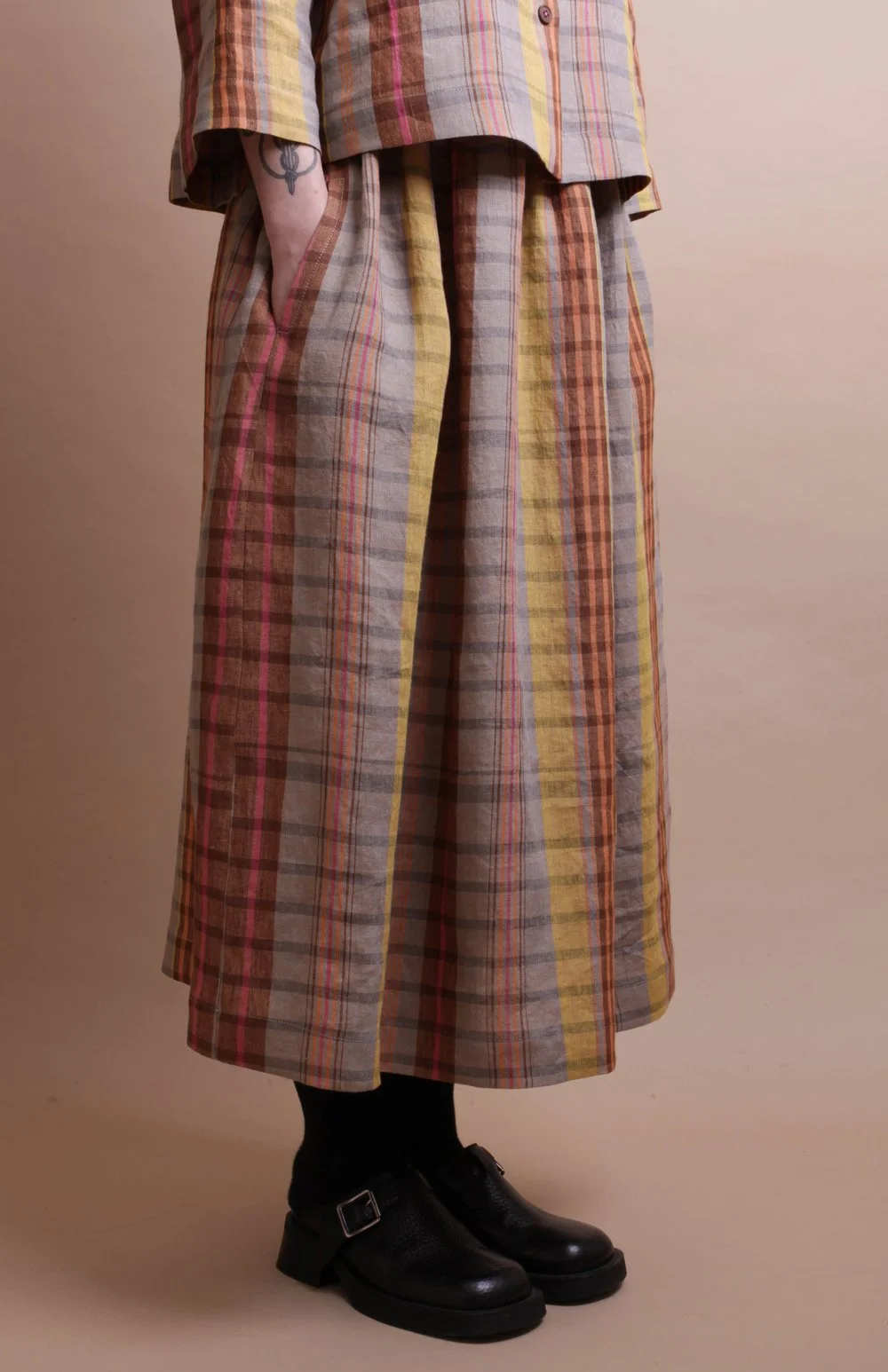 Nadinoo_grey_plaid_skirt_1.jpg