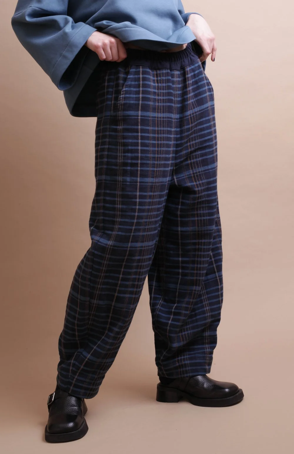 Nadinoo_blue_Plaid_padded_trousers_4.jpg