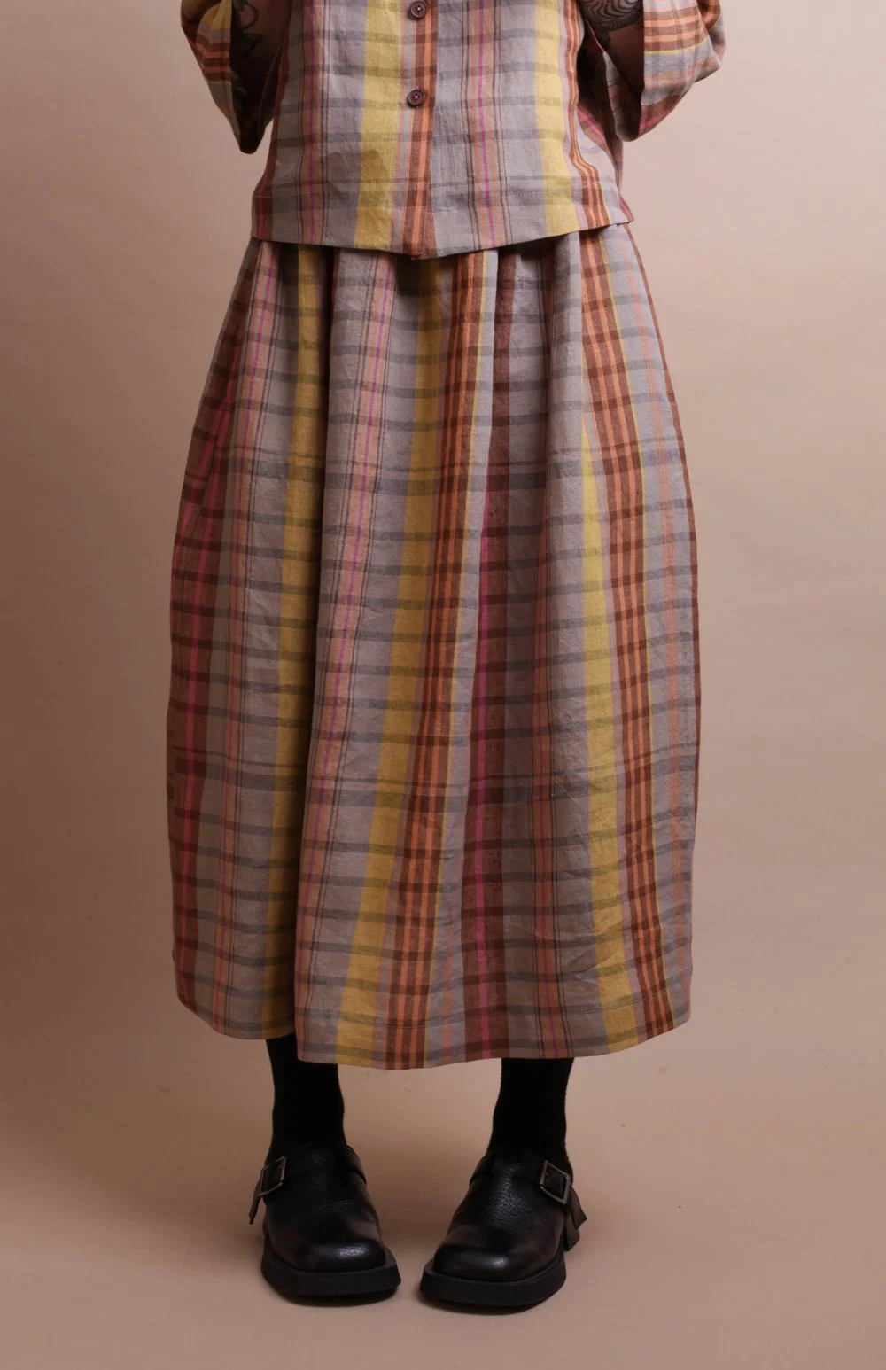 Nadinoo_grey_plaid_skirt_5.jpg