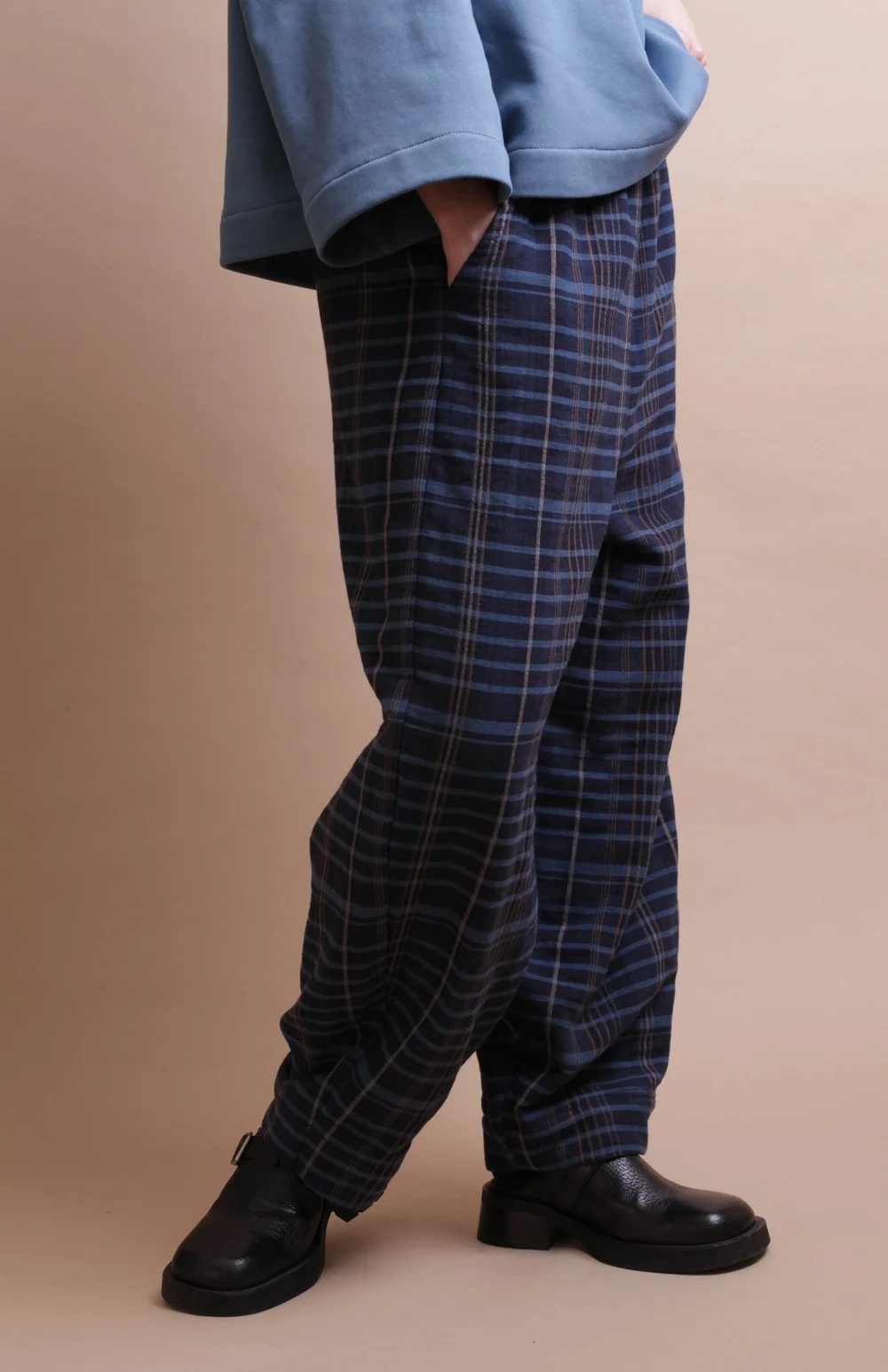 Nadinoo_blue_Plaid_padded_trousers_3.jpg