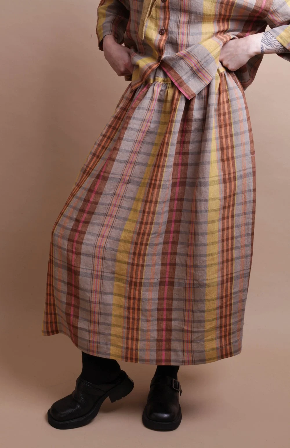 Nadinoo_grey_plaid_skirt_3.jpg