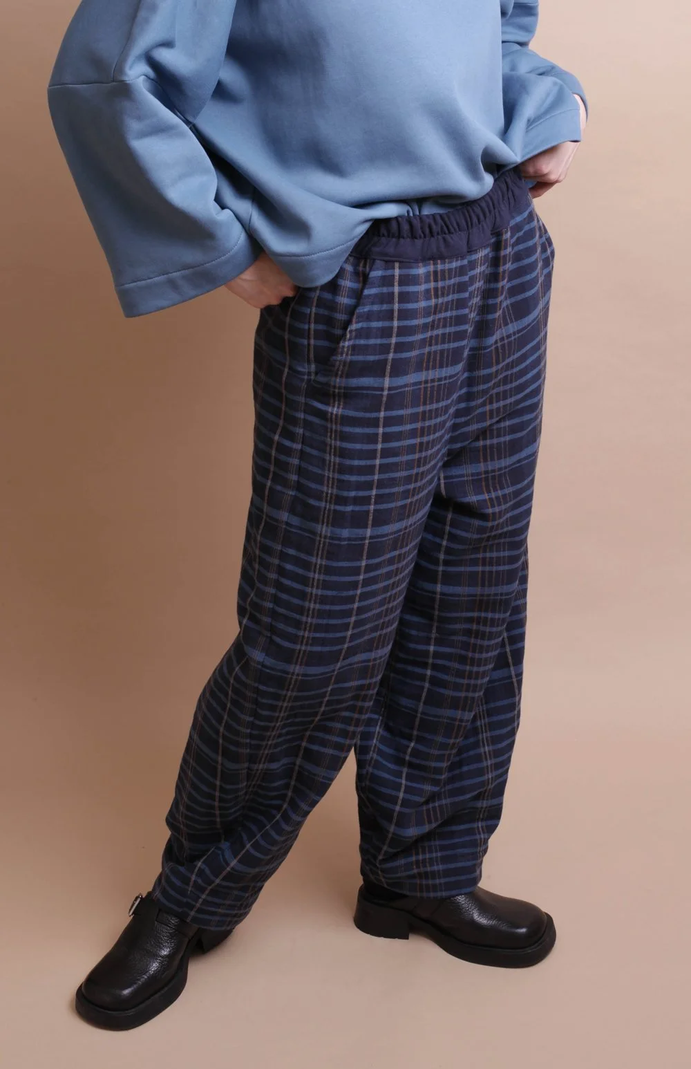 Nadinoo_blue_Plaid_padded_trousers_6.jpg
