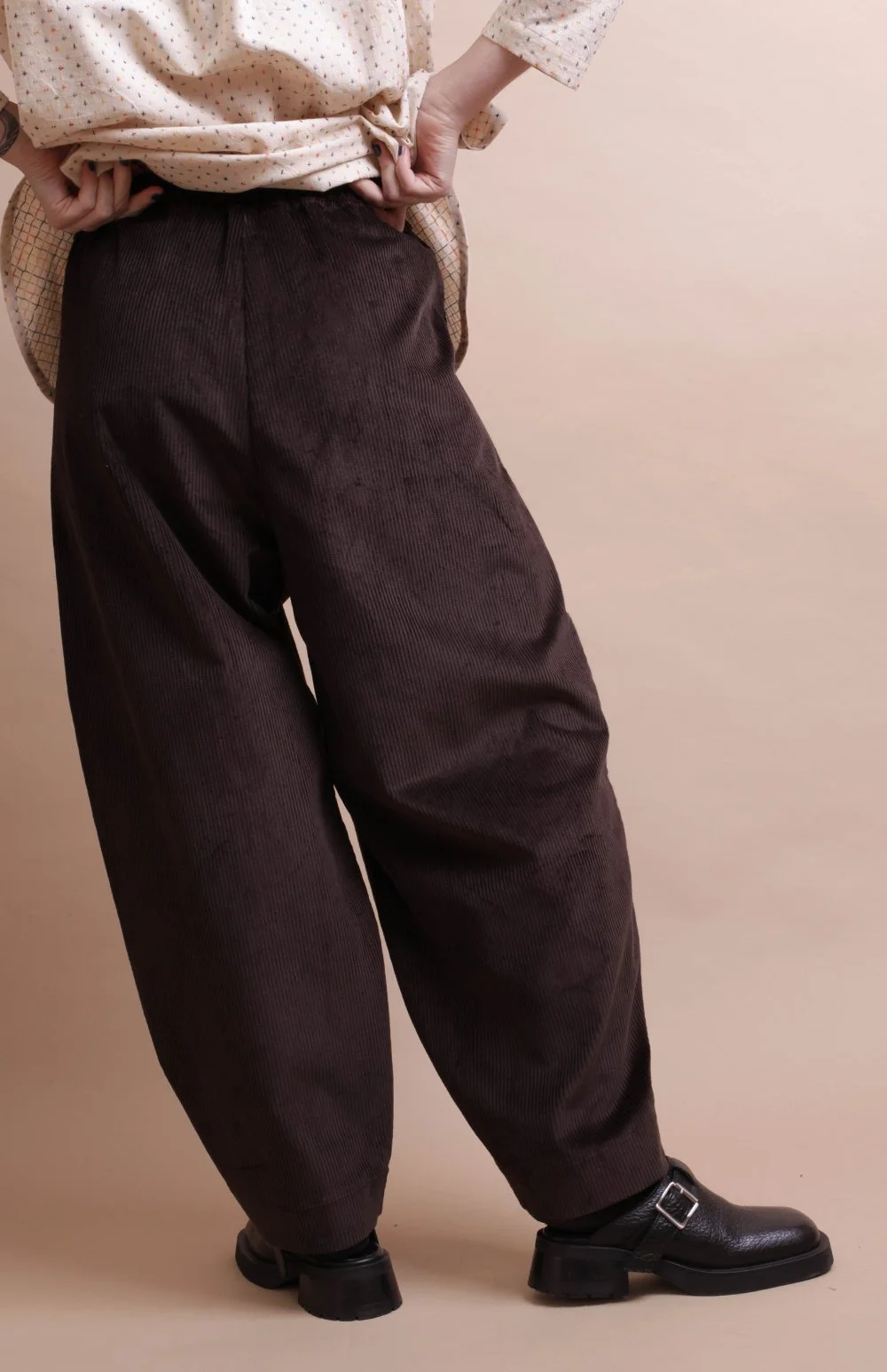 Nadinoo_Coffee_corduroy_balloon_trousers_4.jpg