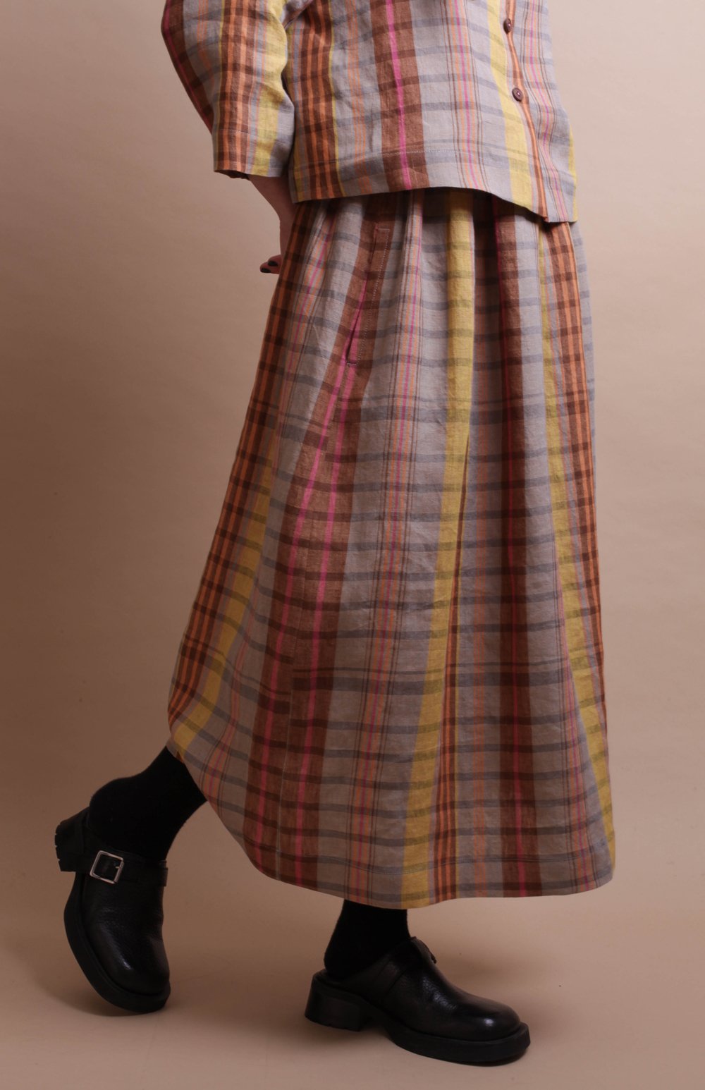 Nadinoo_grey_plaid_skirt_7.jpg