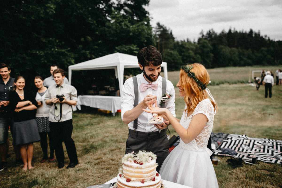 cutting the wedding cake