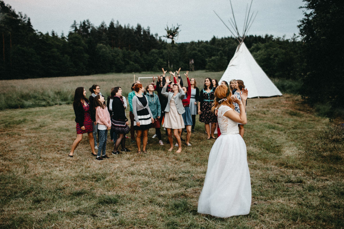 bouquet toss