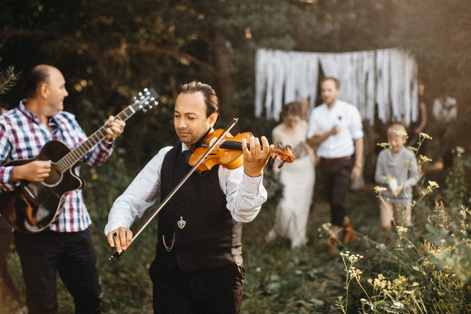 artist performing live music for the couple