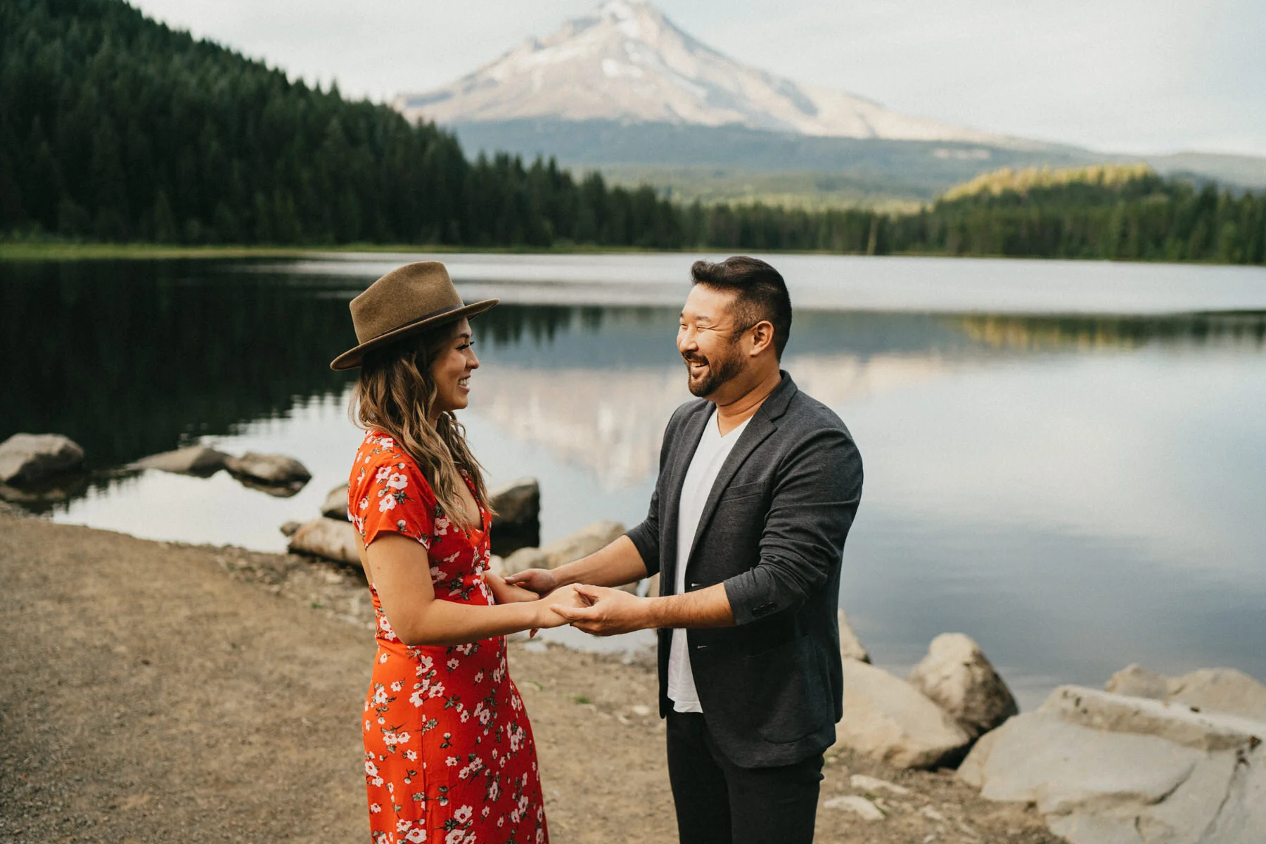 trillium-lake-engagement-photos-010.jpg