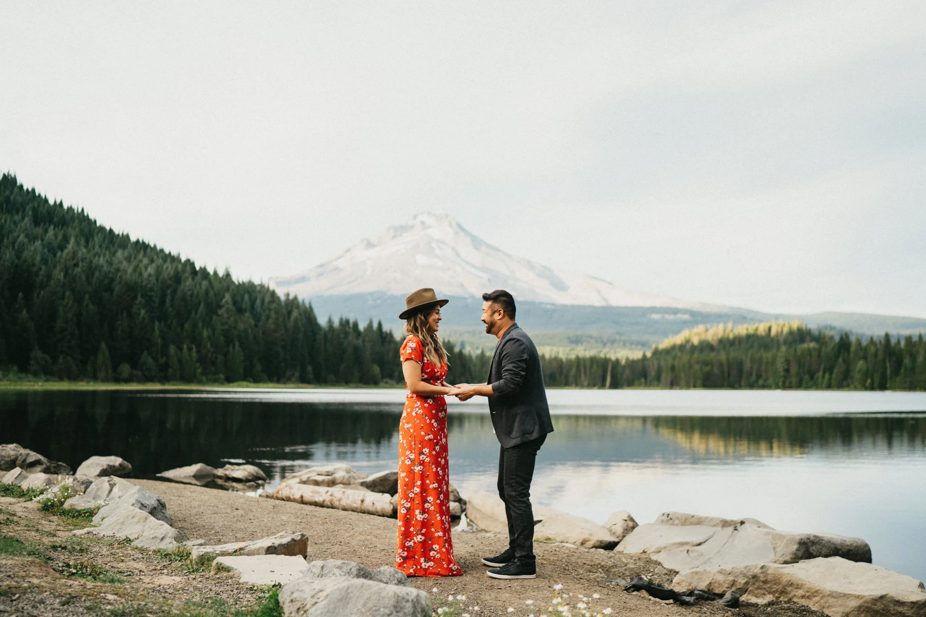 trillium-lake-engagement-photos-013.jpg