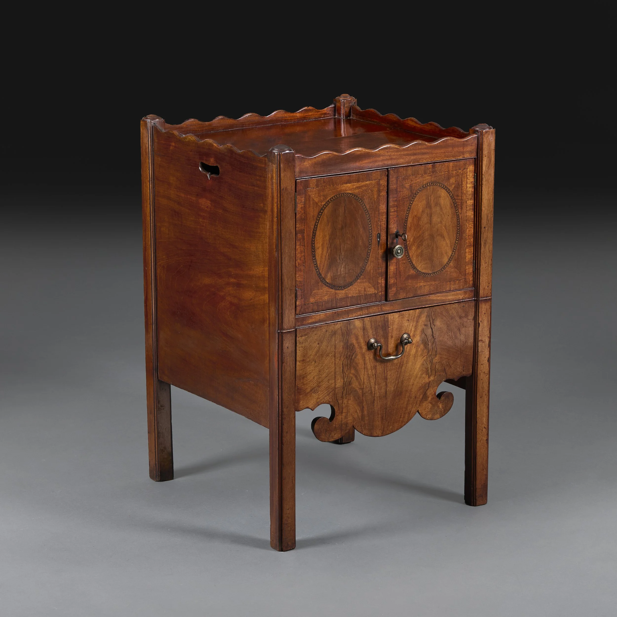 A LATE 18TH CENTURY BEDSIDE COMMODE