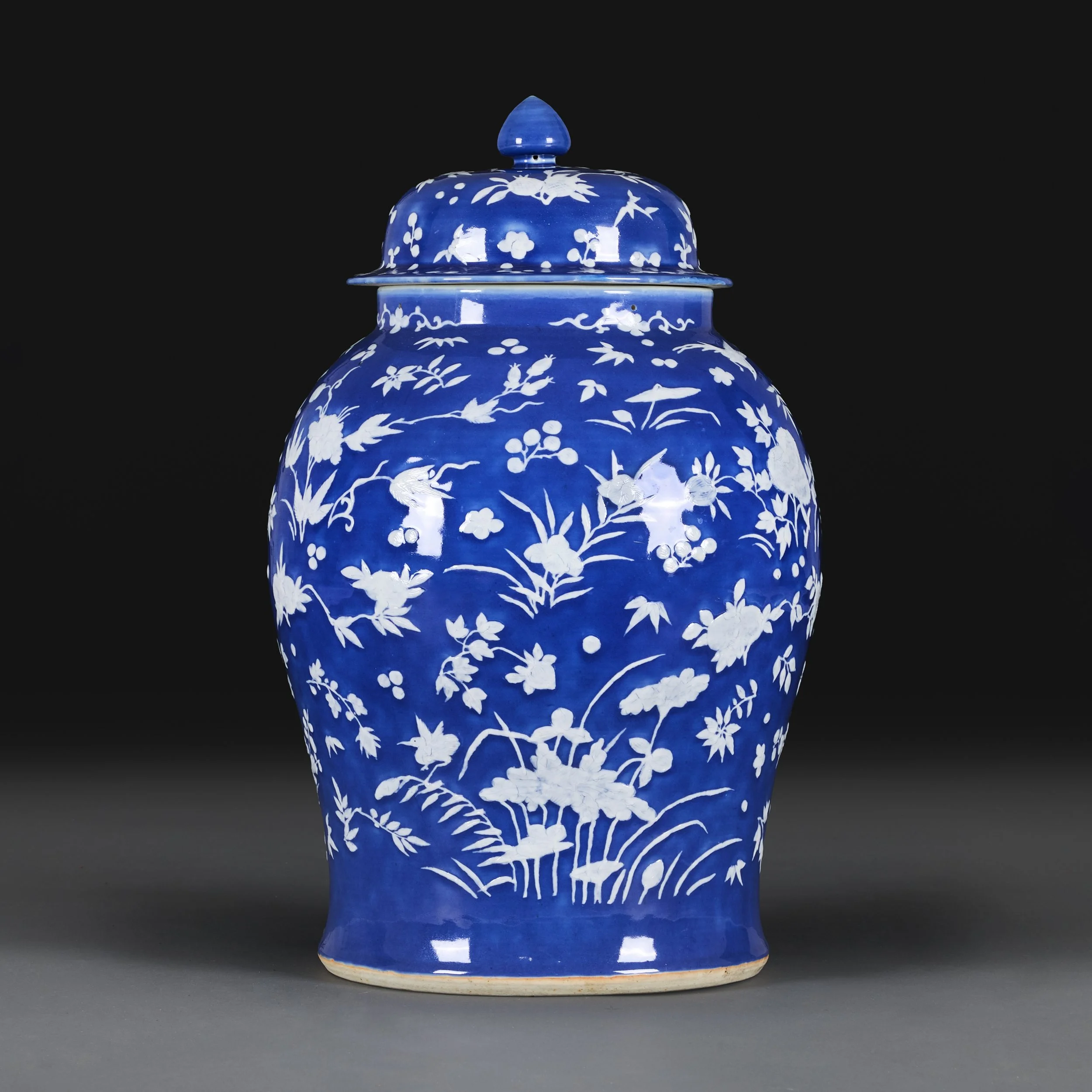 AN EARLY 19TH CENTURY CANTON TEMPLE JAR