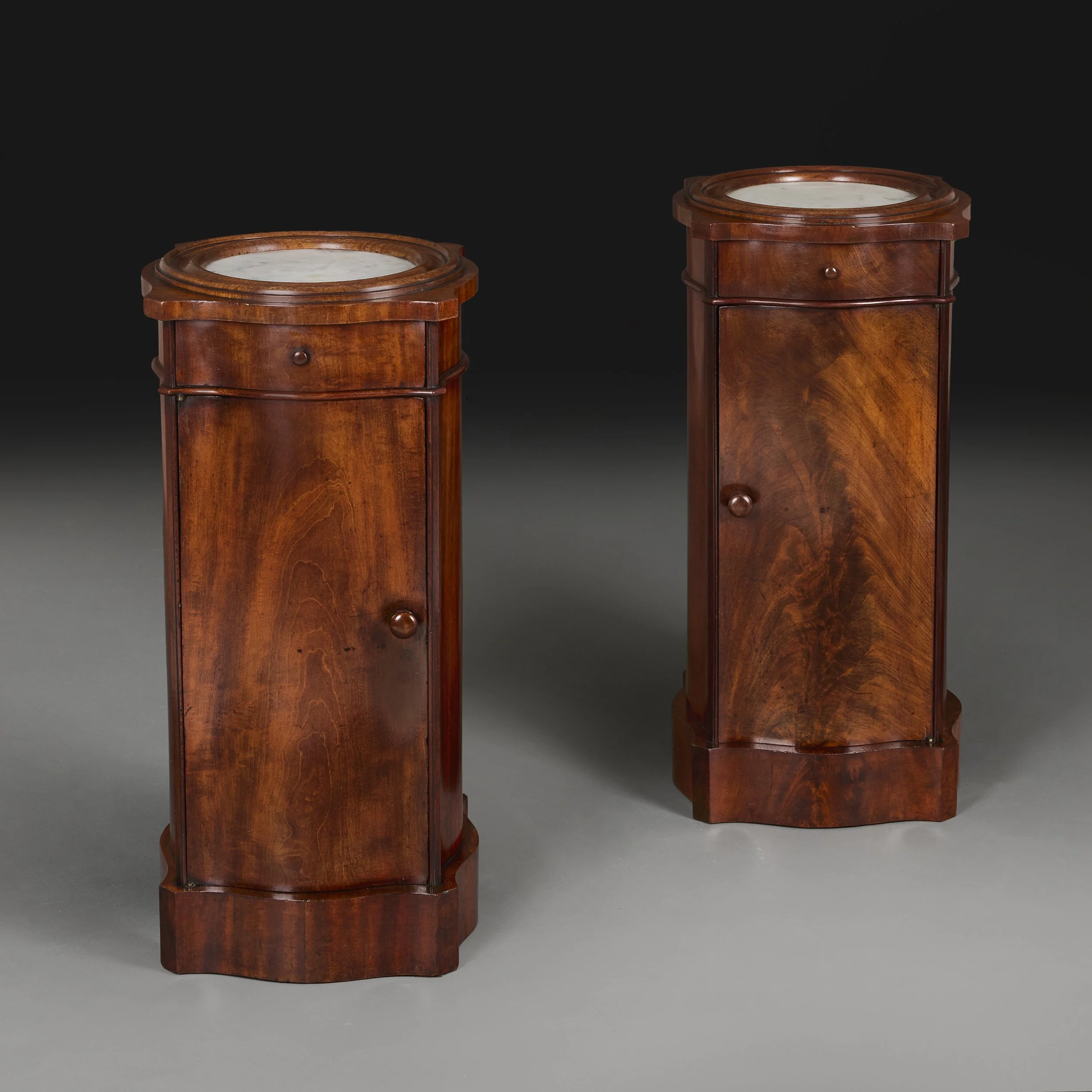 A PAIR OF 19TH CENTURY MAHOGANY BEDSIDE CABINETS