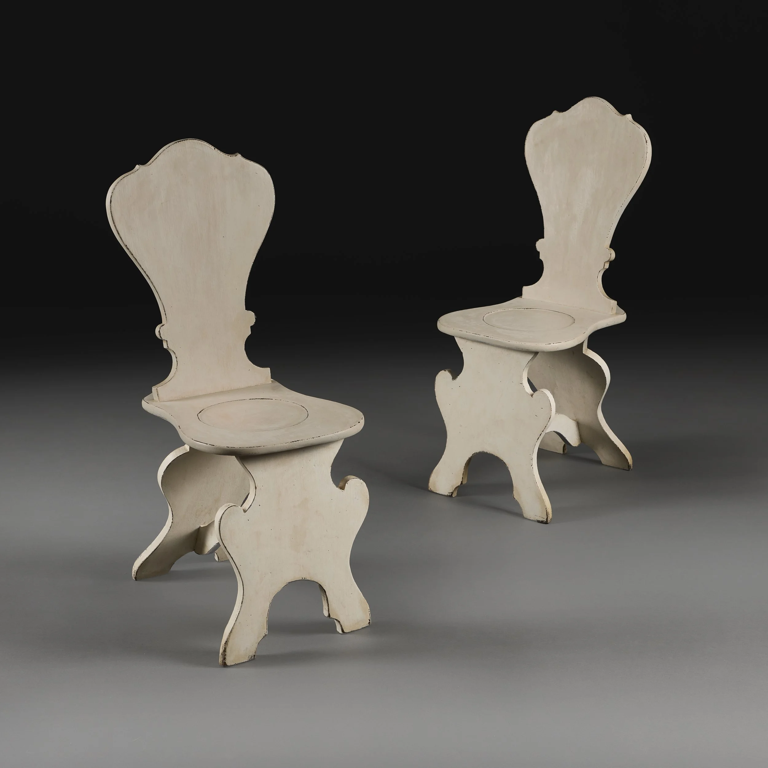 A PAIR OF 19TH CENTURY WHITE PAINTED SGABELLO HALL CHAIRS