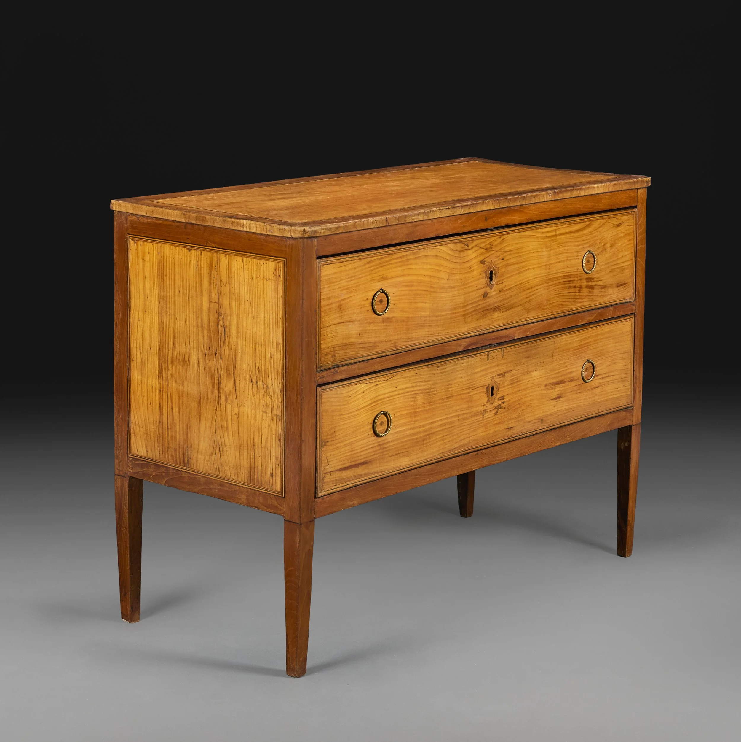 AN EARLY 19TH CENTURY TULIPWOOD COMMODE