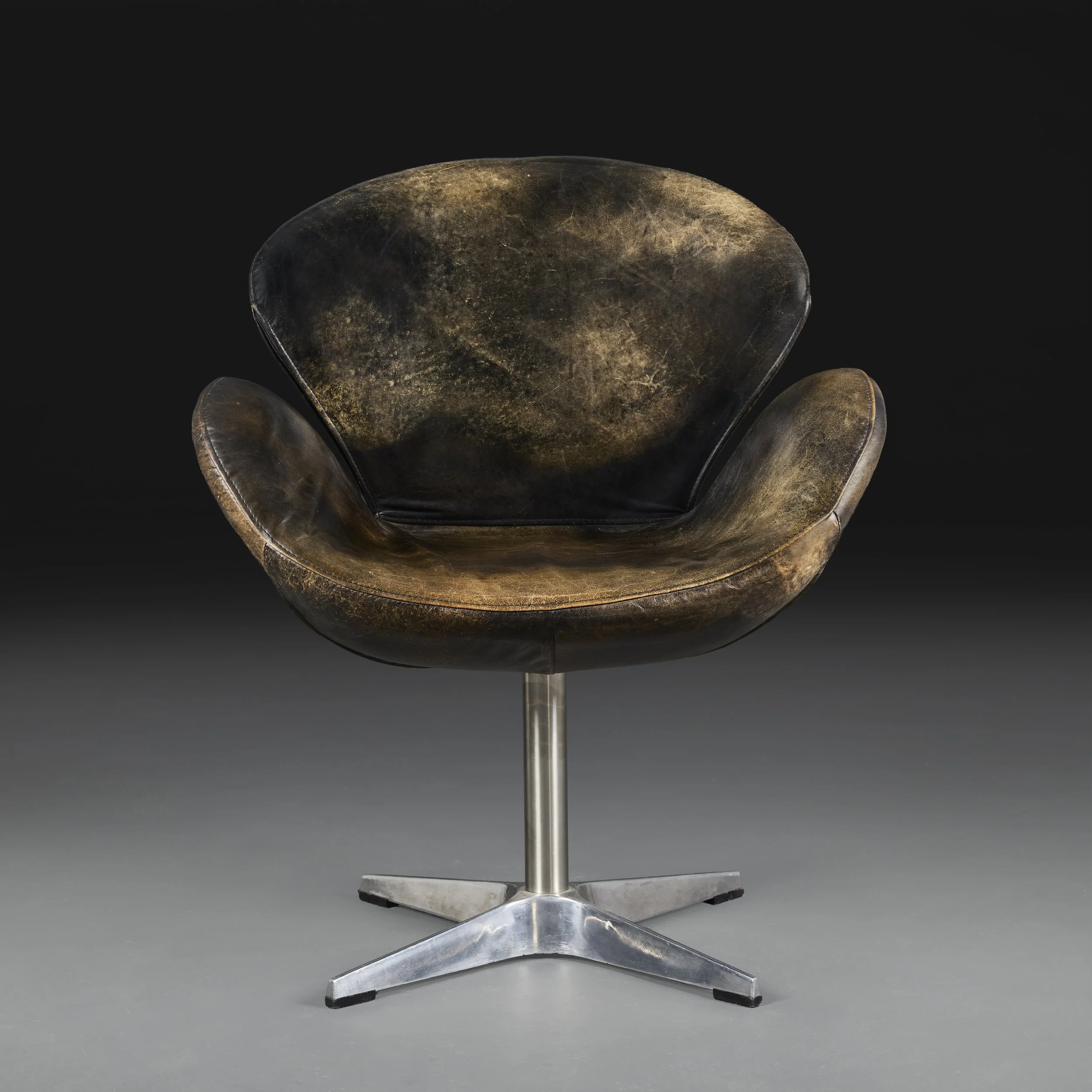 A LEATHER ‘SWAN’ CHAIR BY ARNE JACOBSEN