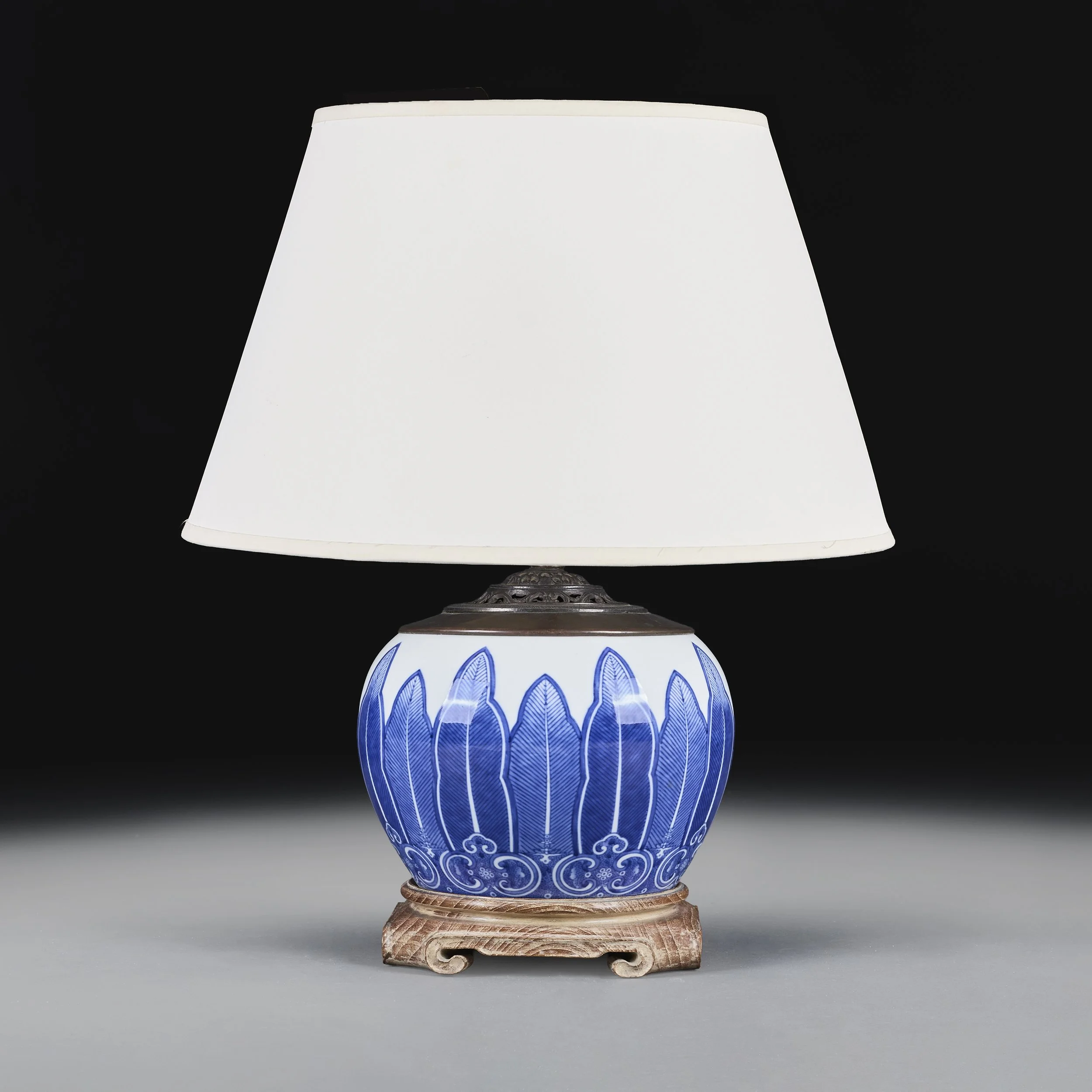 A CHINESE BLUE AND WHITE LOTUS LEAF LAMP
