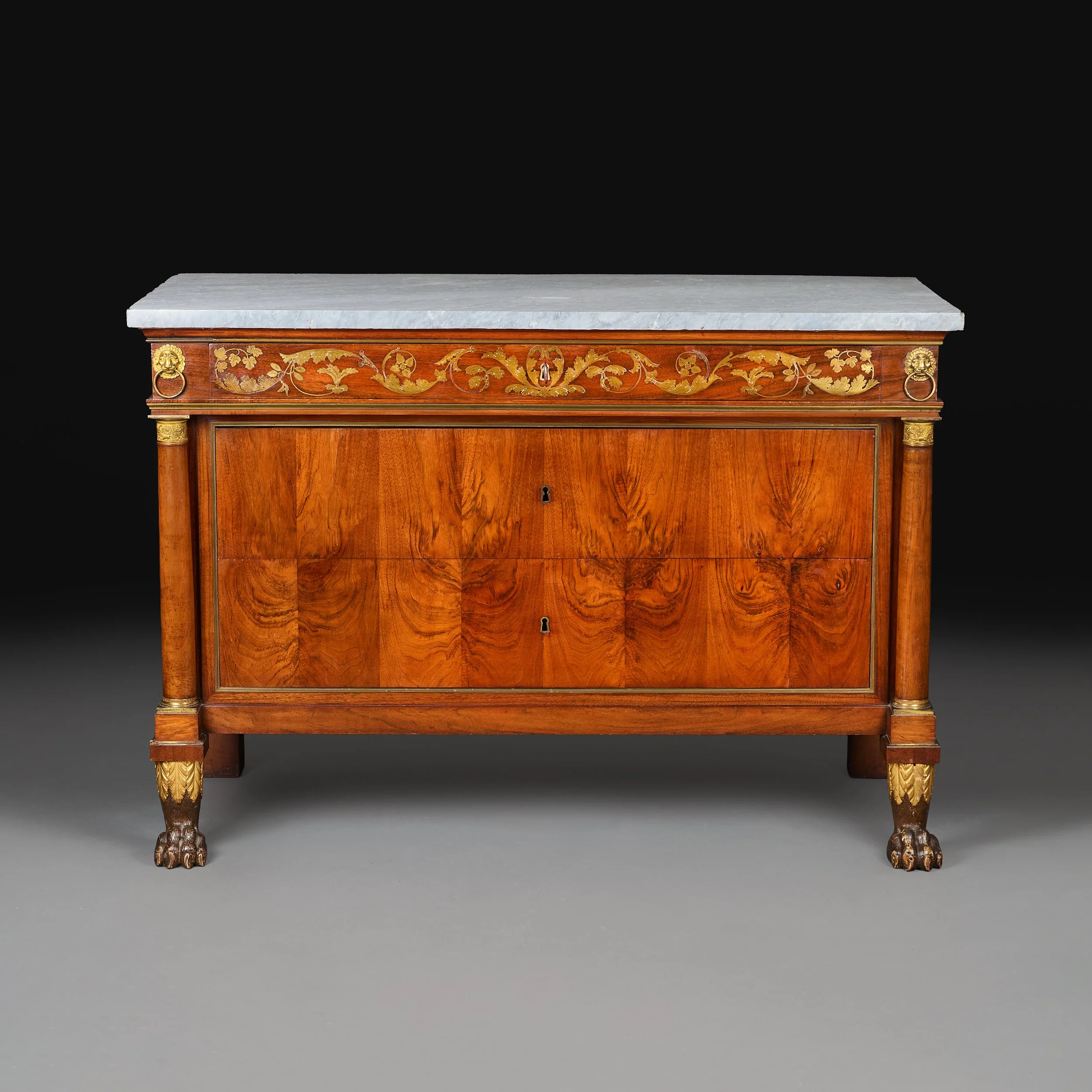AN ITALIAN 18TH CENTURY WALNUT COMMODE