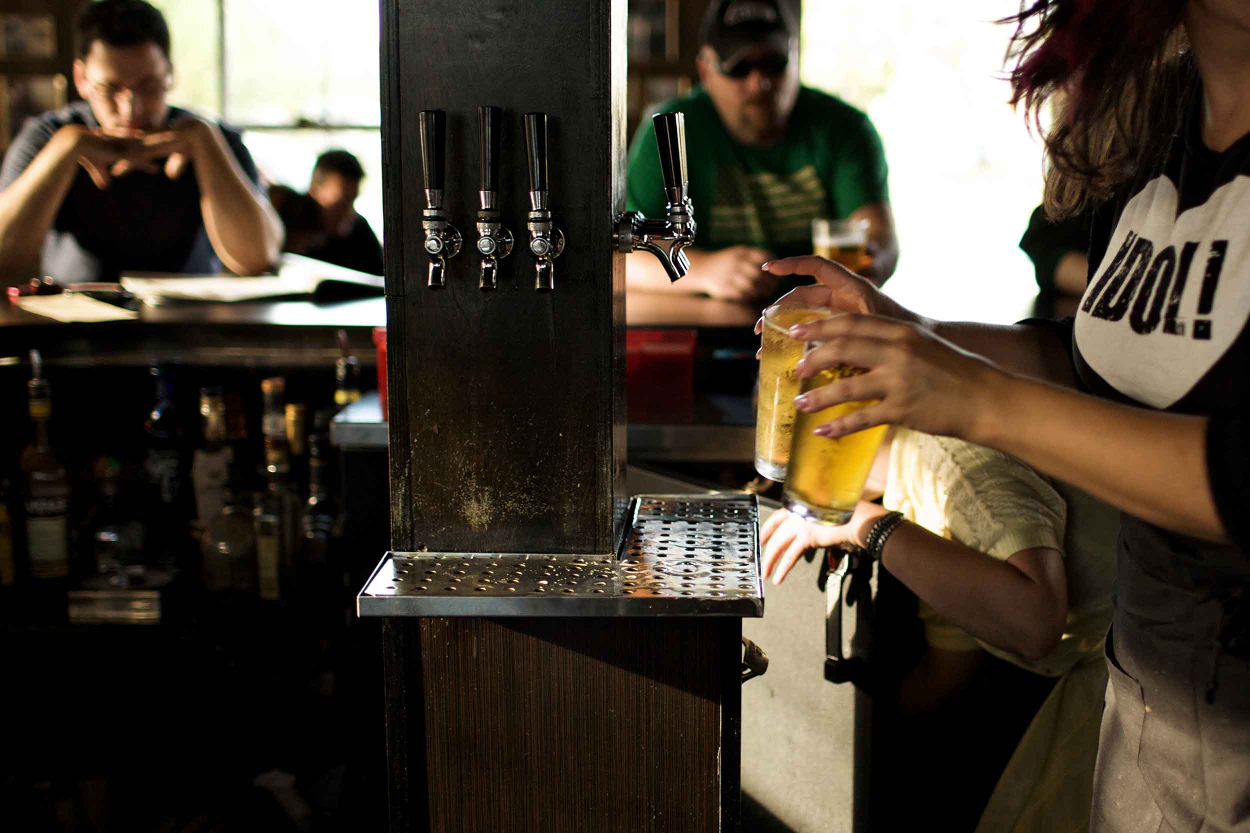 hudson-restaurant_pulling-some-beers.jpg