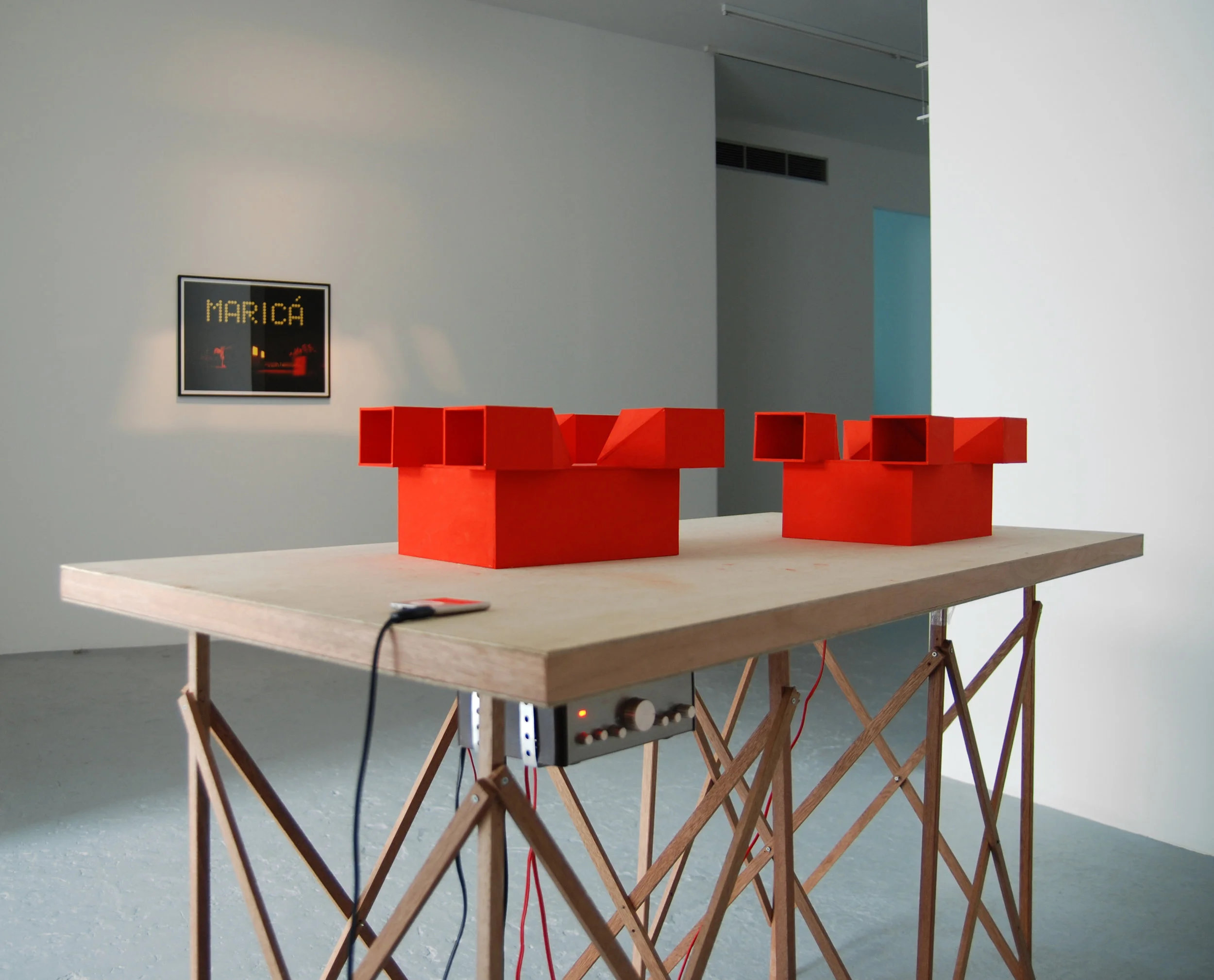 Jean-Pascal Flavien, Discussion, 2007, Table, cardboard models, speakers, ipod, sound, 105 x 150 x 70 cm, exhibition view, Catherine Bastide, Brussels, 2007