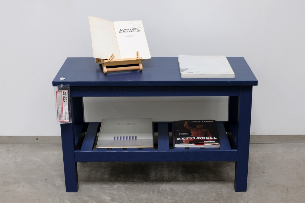 HEMNES, 2013 « Kammerspiel de Dan Graham par Jeff Wall, ed.Daled-Goldschmidt, 1988 « IN GIRUM NOCTE ET CONSUMIMA IGNI – THE SITUATIONIST INTERNATIONAL (1957-1972) », ed. JRP⎥Ringier, 2006 « Daniel Buren, A Chaque monstration sa place », ed. galerie Isy Brachot, 1990 « Kettelbell, la musculation ultime », ed.Amphora, Bookchair, Pin massif, Teinté, vernis acrylique incolore 76 x 82 x 37 cm
