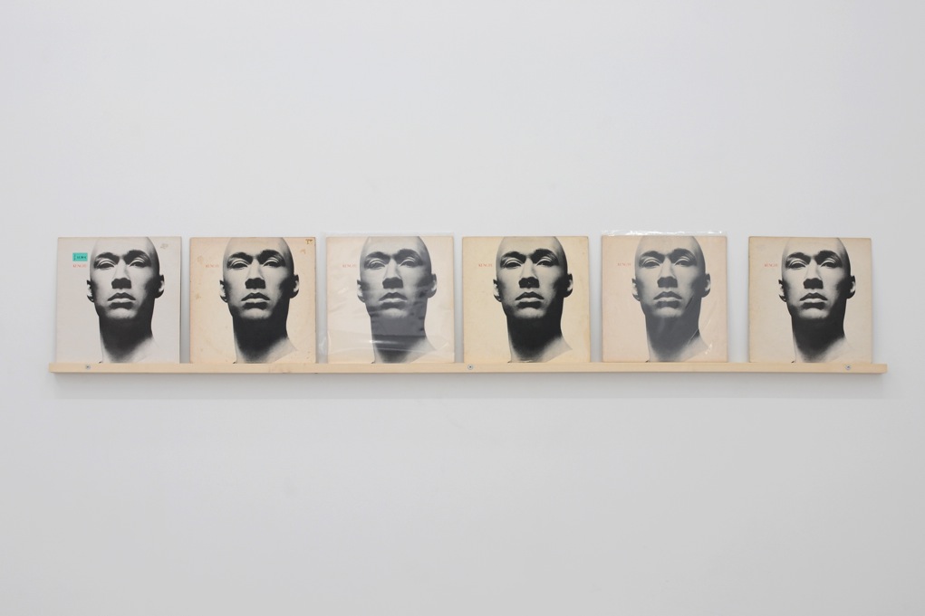 Jacques André, Achat à répétition n°95 , 2013, 6 exemplaires de « Kung Fu », wea records ltd, 1979, étagère en bois installée à 150 cm de hauteur, 34 x 210 cm