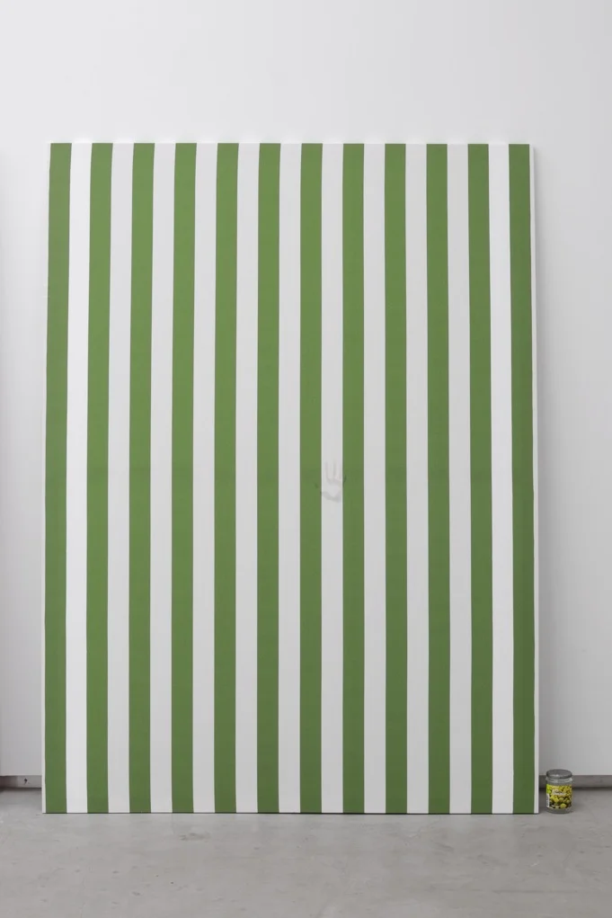 Jacques André , Nicole I (Peinture et pot de confiture) , 2013, Peinture acrylique blanche sur toile de coton à rayures blanches et vertes, alternées et verticales de 6 cm de large chacune, empreinte de confiture de groseille a maquereau Peinture: 190 x 140 cm Pot de Confiture : 11,5 x 7,5 cm