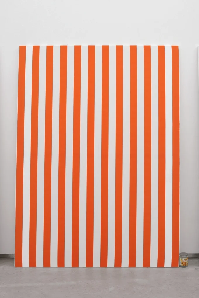 Jacques André, Nicole IV (Peinture et pot de confiture) , 2013, Peinture acrylique blanche sur toile de coton à rayures blanches et rouges, alternées et verticales de 6cm de large chacune, empreinte de confiture d’airelles Peinture: 190 x 140 cm Pot de Confiture : 11,5 x 7,5 cm