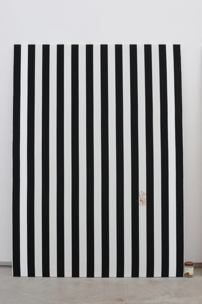 Jacques André, Nicole V (Peinture et pot de confiture) , 2013, Peinture acrylique blanche sur toile de coton à rayures blanches et rouges, alternées et verticales de 6cm de large chacune, empreinte de confiture d’airelles Peinture: 190 x 140 cm Pot de Confiture : 11,5 x 7,5 cm