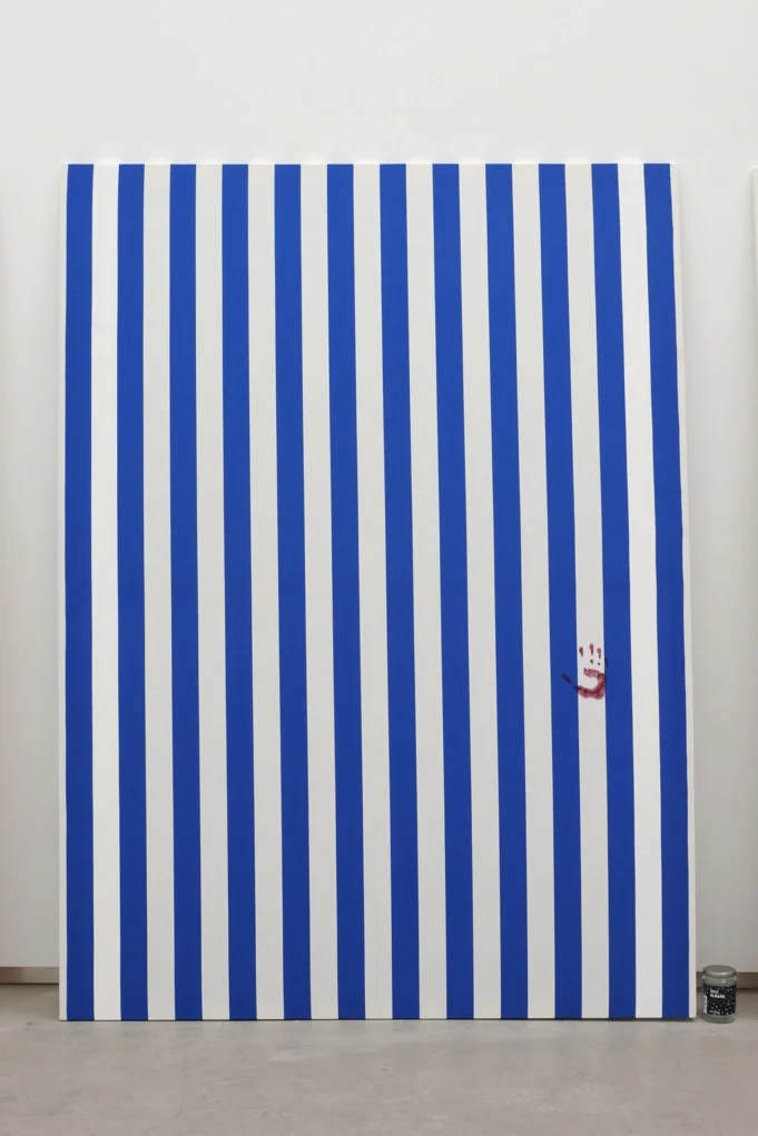 Jacques André, Nicole III (Peinture et pot de confiture) , 2013, peinture acrylique blanche sur toile de coton à rayures blanches et bleues, alternées et verticales de 6cm de large chacune, empreinte de confiture de myrtilles . Peinture: 190 x 140 cm/ Pot de Confiture : 11,5 x 7,5 cm