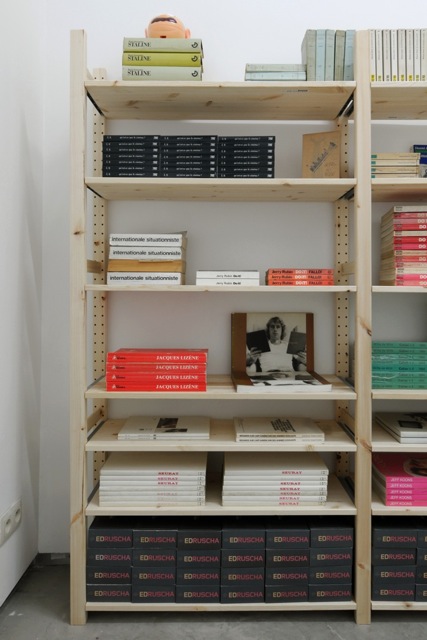 Jacques André, ARTERS, 2002-2013, Achats à répétition, tentative d’épuisement et de reconstitution des stocks effectués entre 2002 et 2013, étagères en pin et sapin massif, 190 x 344 x 30 cm (detail)
