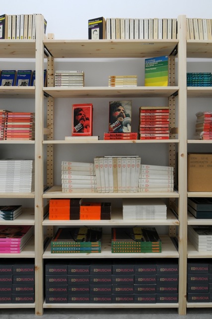 Jacques André, ARTERS, 2002-2013, Achats à répétition, tentative d’épuisement et de reconstitution des stocks effectués entre 2002 et 2013, étagères en pin et sapin massif, 190 x 344 x 30 cm (detail)