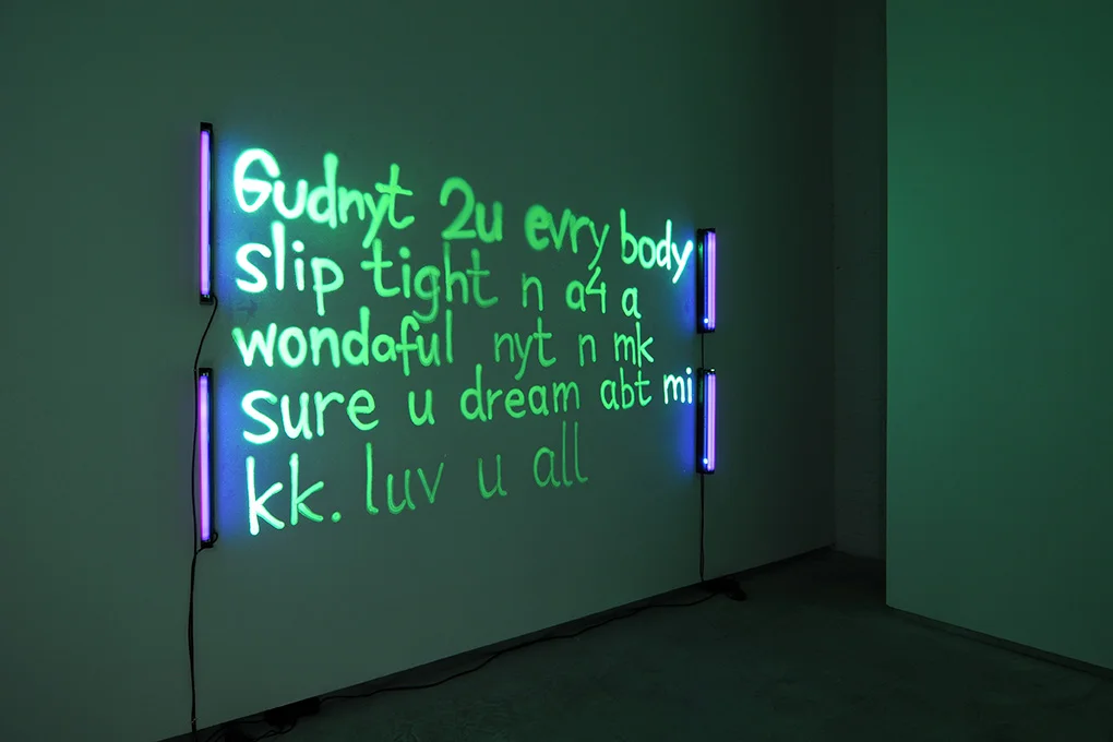 Ilja Karilampi, Gudnyt 2u evri body slip tight n a4 a wondaful nyt n mk sure u dream abt mi kk luv u all , 2012, phosphor spray paint, 4 UV fluorescent tubes, 280 x 196 cm